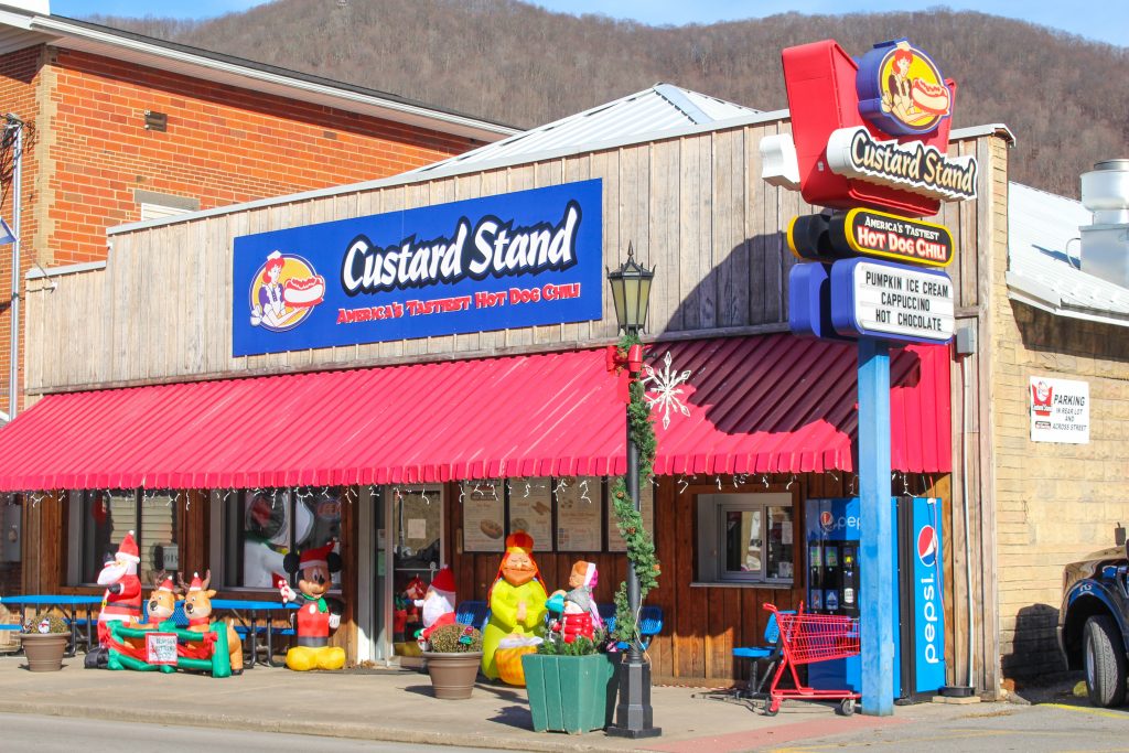 Custard Stand Chilli in it's Christmas decorations